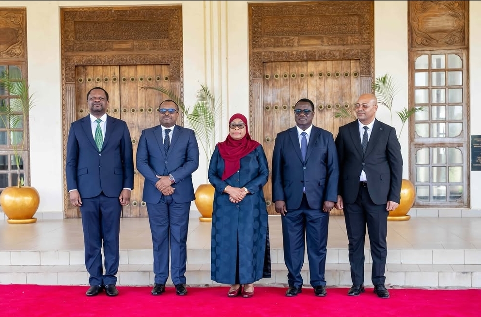 RAIS DKT. SAMIA KATIKA PICHA YA PAMOJA NA RC SAGINI