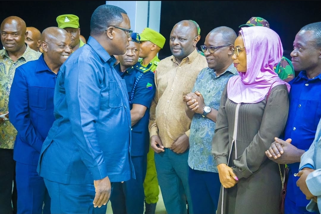RC SAGINI AKISALIMIANA NA VIONGOZI BAADA YA KUWASILI MBEYA